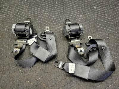 BMW E70 X5 Second Row Upper Seatbelts Schwarz 9118564
