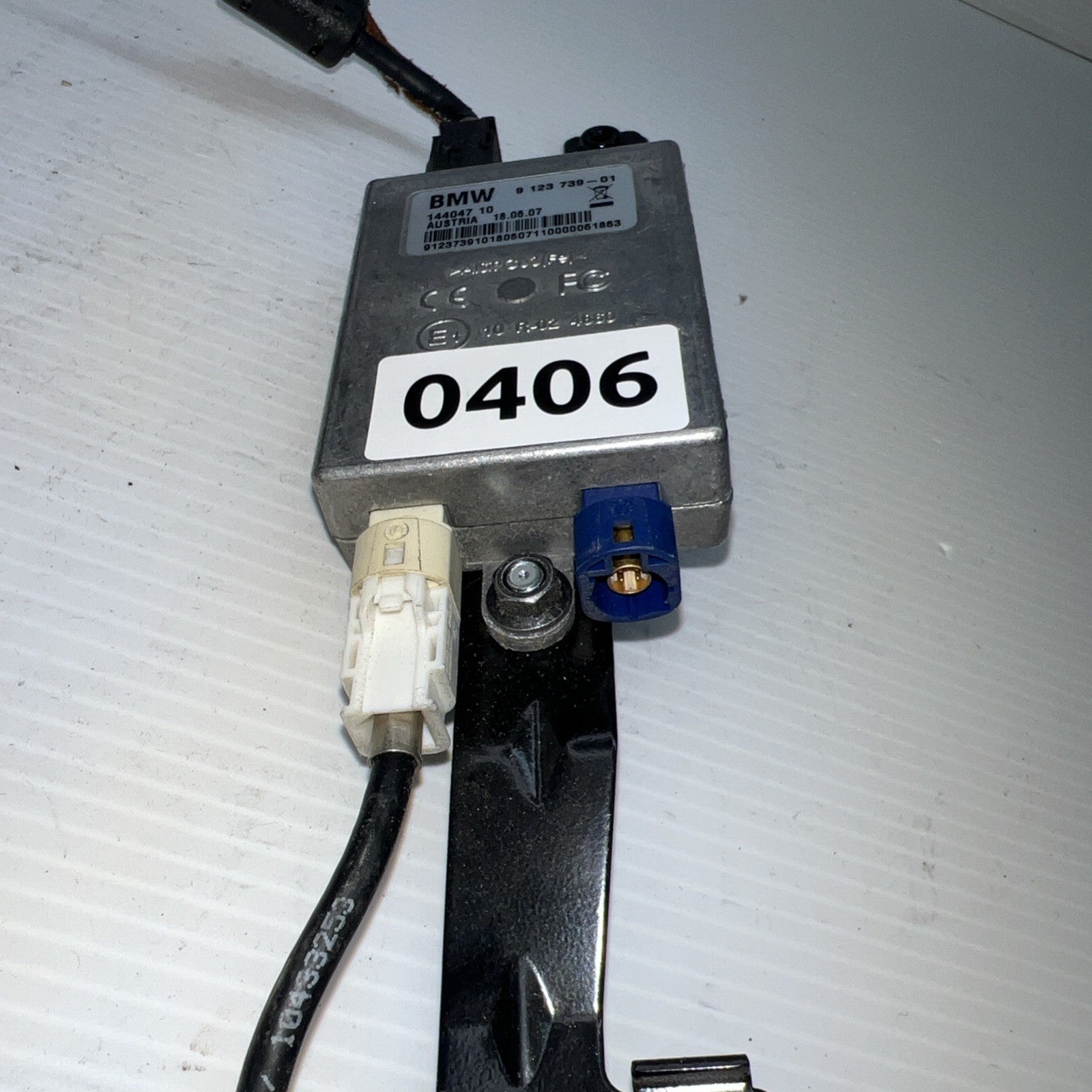 2008-2016 BMW 535I 550I Hub Audio Antenna Control Module w/ Bracket 9123739 OEM.