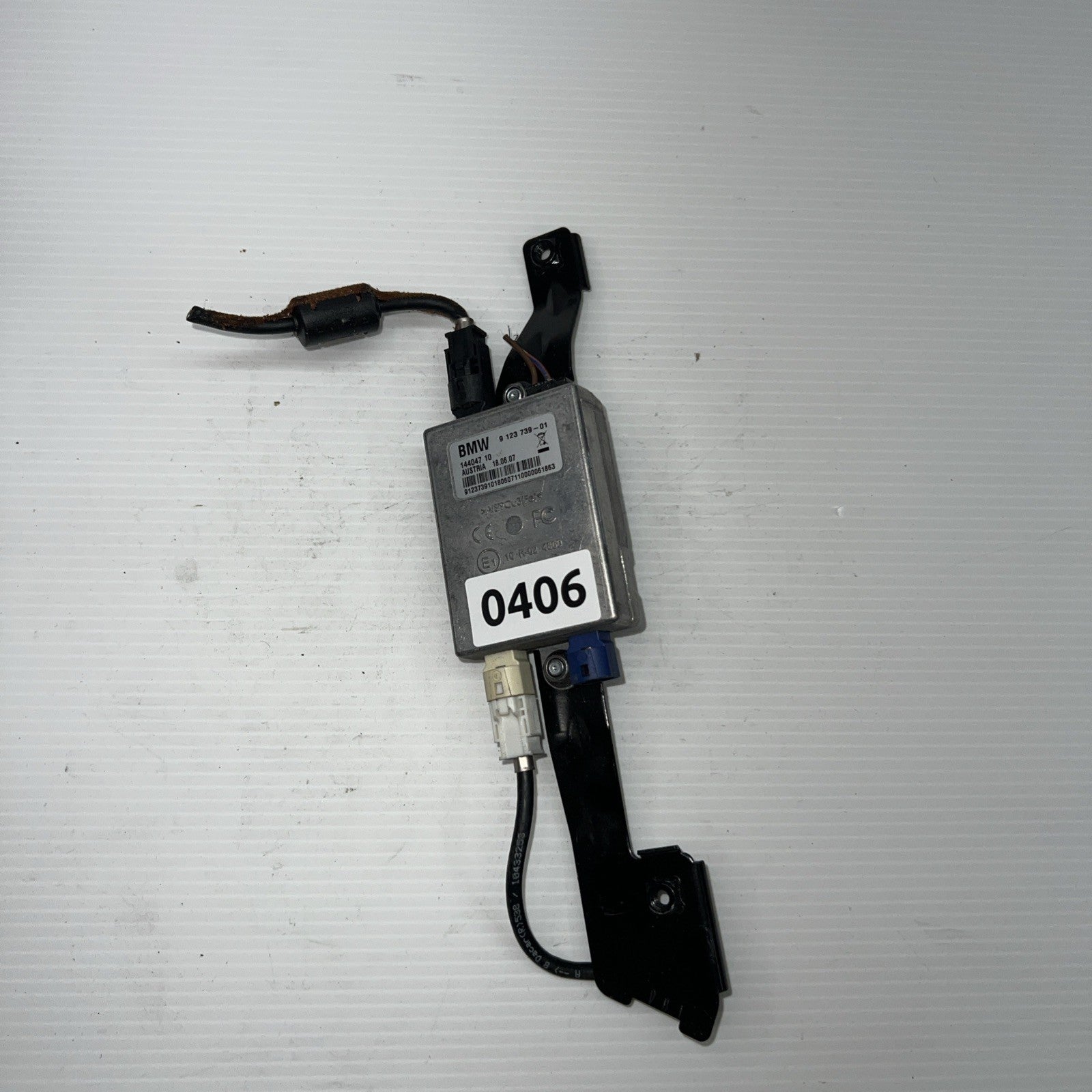 2008-2016 BMW 535I 550I Hub Audio Antenna Control Module w/ Bracket 9123739 OEM.