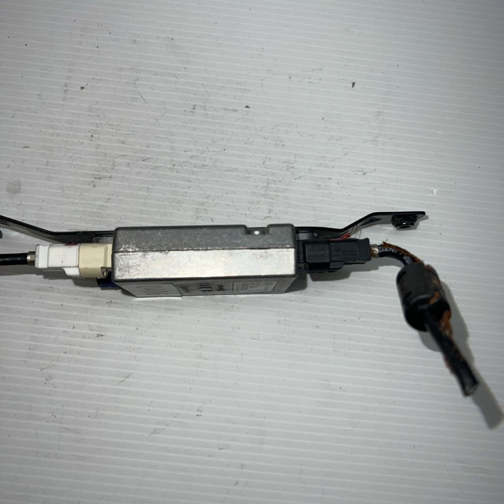 2008-2016 BMW 535I 550I Hub Audio Antenna Control Module w/ Bracket 9123739 OEM.