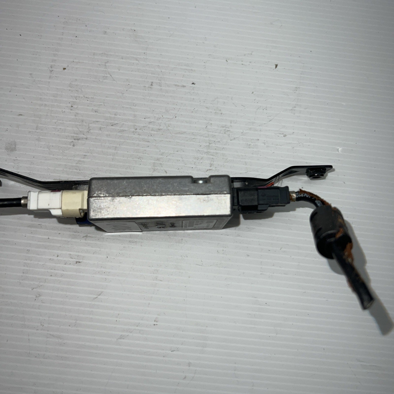 2008-2016 BMW 535I 550I Hub Audio Antenna Control Module w/ Bracket 9123739 OEM.